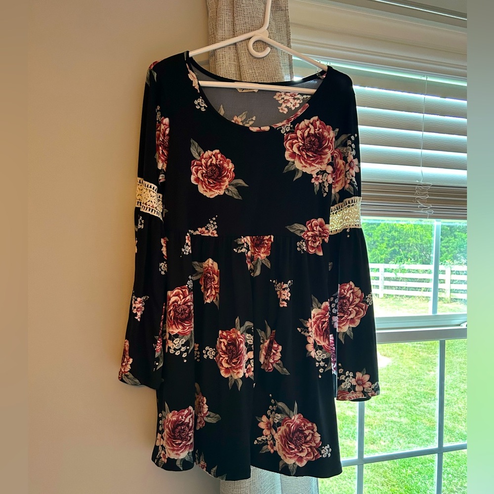 Boutique Dress with bell sleeve and pretty lace detail